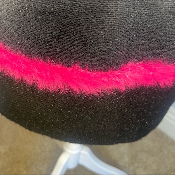 Mayda Cisneros Black skirt with pink boa - Picture 5 of 7